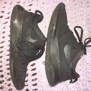 Nike roshe all black sneakers women size 7 cheap